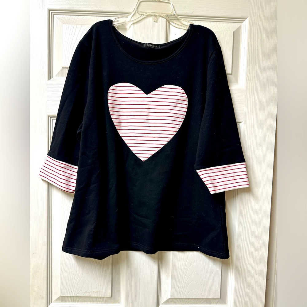 D design 3/4 sleeve shirt Large with Heart design